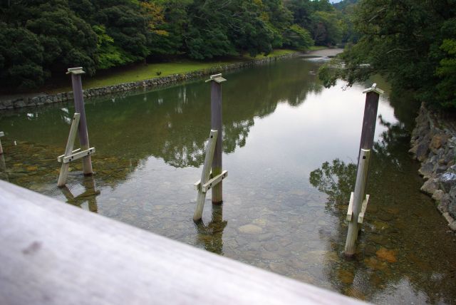 透明な五十鈴川。