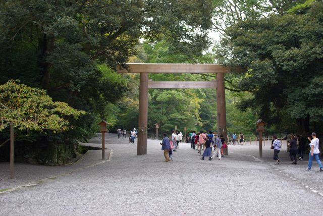 手水舎の先に第一鳥居。