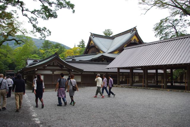 戻る途中の神楽殿。