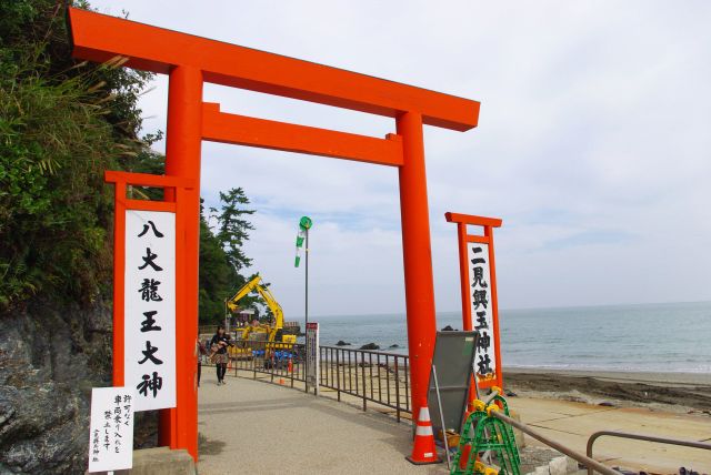 海岸沿いの二見興玉神社の鳥居。