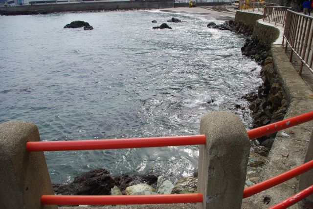 珍しい海沿いの参道。