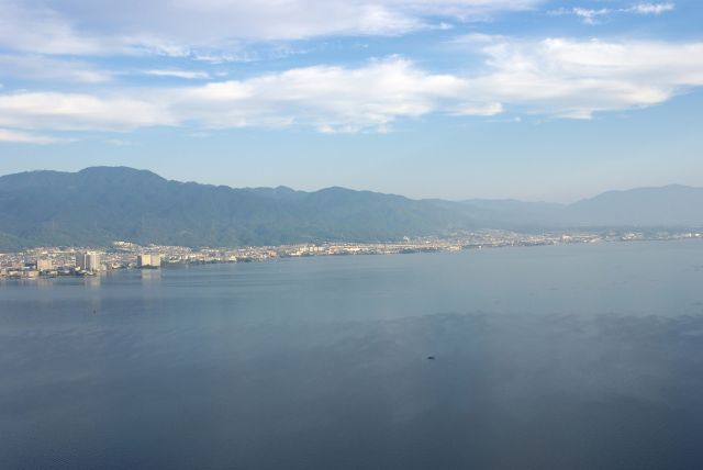 湖と山の間の湖西地域。