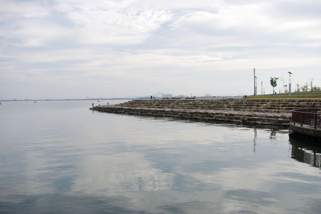 地上、ホテル前の臨海公園。