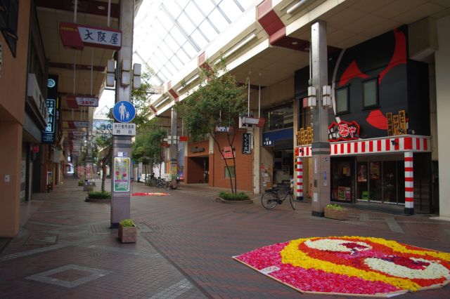 モール内は飲食・ファッション系などのお店が並ぶ。チューリップの花絵がありました。