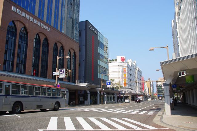 西側には三越や大きな建物が並ぶ都市風景です。