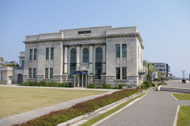 芝生の先の隣には旧第四銀行住吉町支店。昭和2年建築、古典的な銀行建築が良い雰囲気。