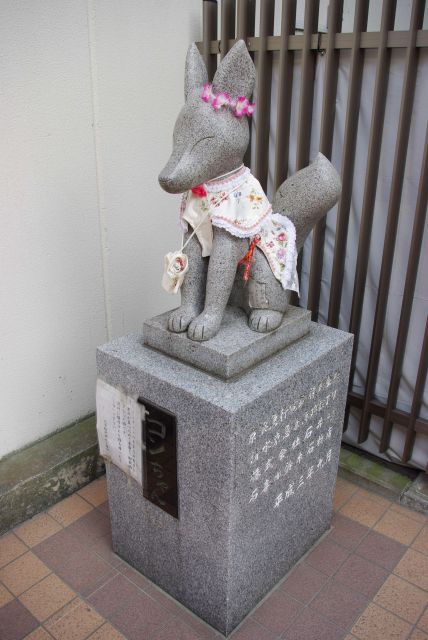 駅前には神社とゆかりのある狐。