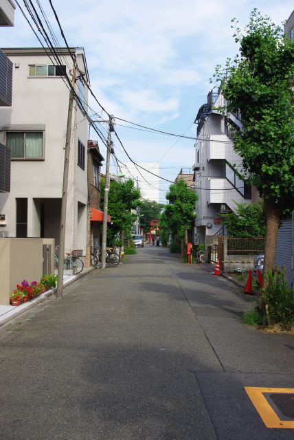 静かな住宅街を3分ほど歩く。