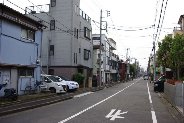 神社を後にして「羽田の大鳥居」を目指し静かな住宅街を歩く。まだ空港に近い実感はない。