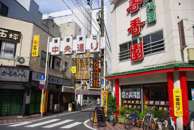 並行する裏路地は歓楽街といった感じ。