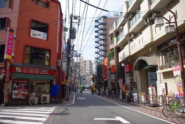 密集した雑居ビルが続く。喫煙率が高い地域と感じました。