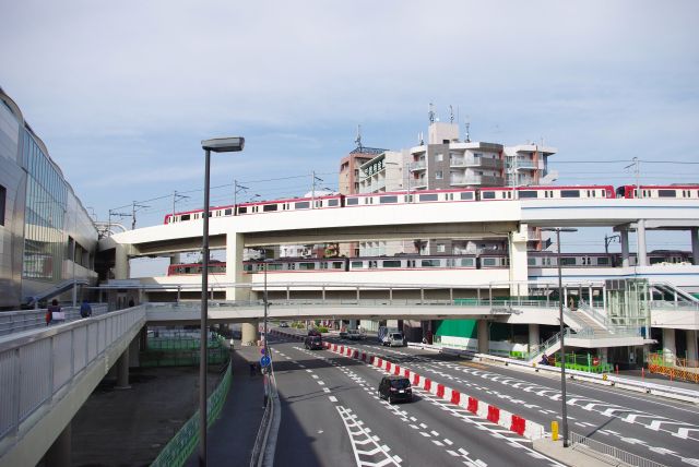 空港線も二重高架でスムーズに。大きな駅へ変貌を遂げた。