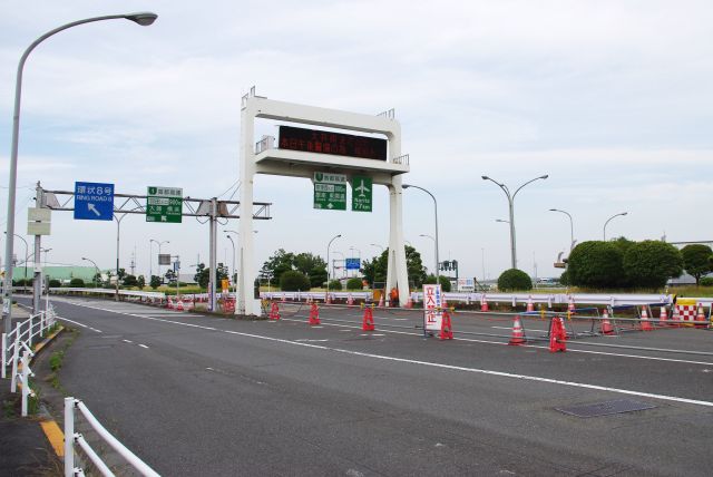 天空橋駅付近の道路、空港近くの独特の雰囲気。意外に騒音は感じない。