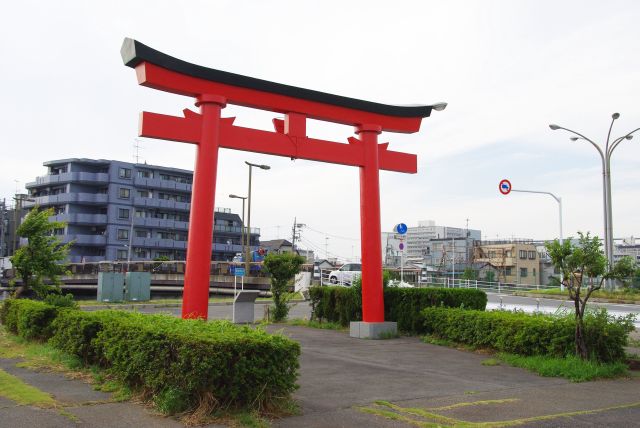 その鳥居が1999年の空港沖合移転時に今の場所に移された。