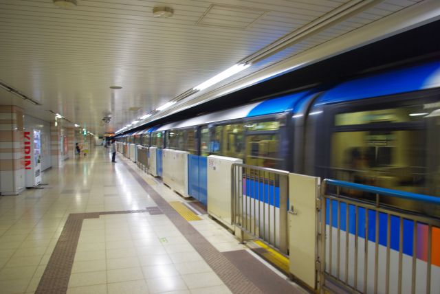 京急が空港まで通じた今はここで乗り降りする機会はほとんどない。