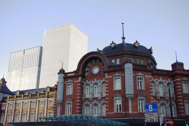 東京駅丸の内駅舎。日陰になりやすい。