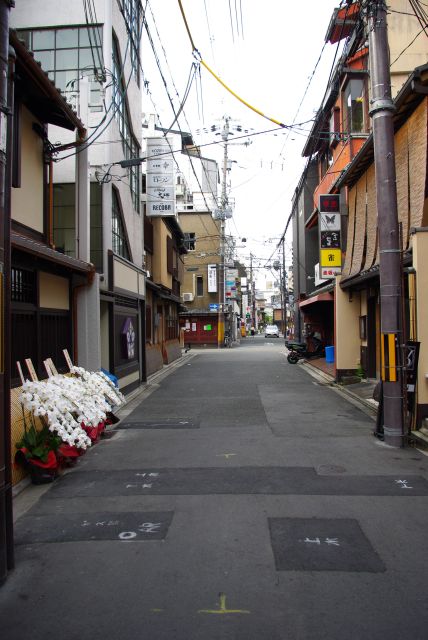 巽橋へ向かう「切通し」。静かで裏通り的な雰囲気は花見小路とは対照的。