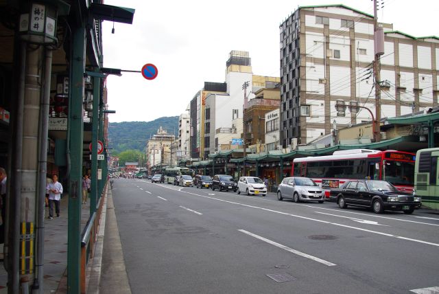 白川南通りから四条通へ出ると人も車も多い都市風景。