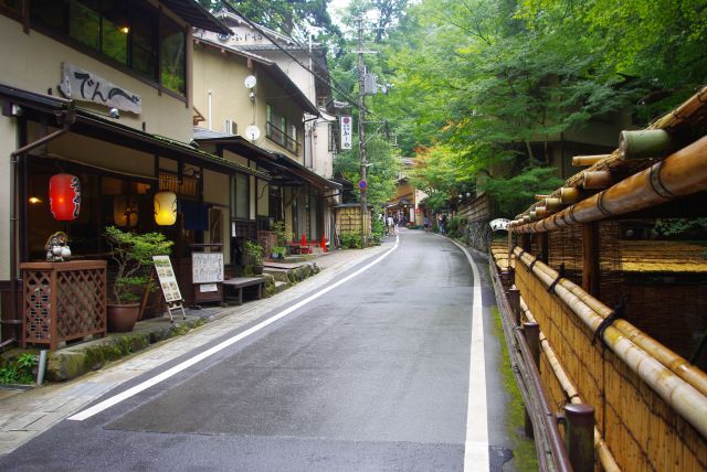 澄んだ空気、涼しい自然、貴船の美しい町並み。道は狭く渋滞しやすいようだ。