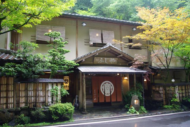 貴船神社前、川床に沿って建つ和風の旅館。