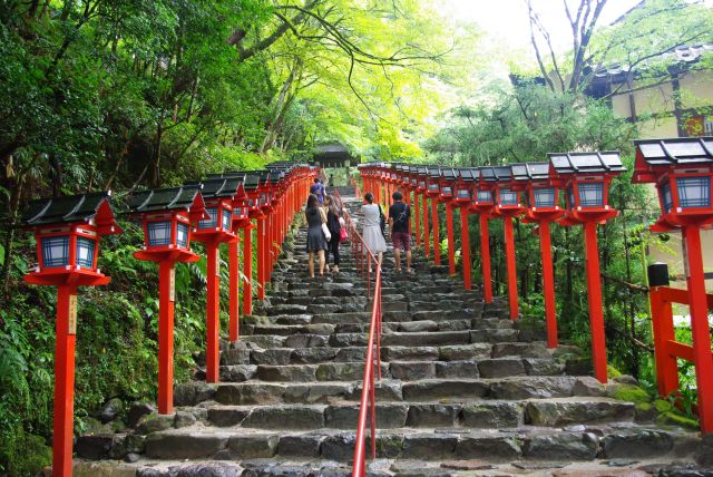 鞍馬寺にもあったような緑と朱色の灯篭が美しい階段。