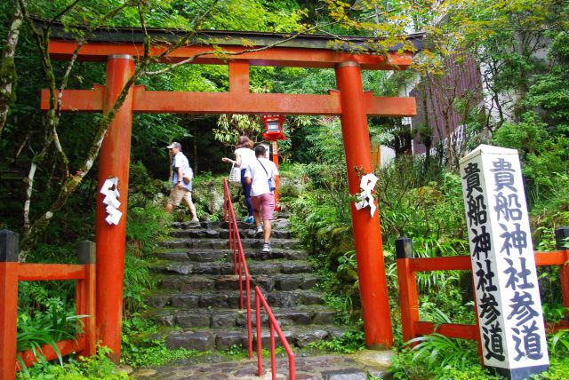 北側の鳥居を出ます。