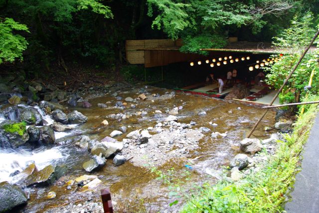 心地よさそうな清流の上の川床。