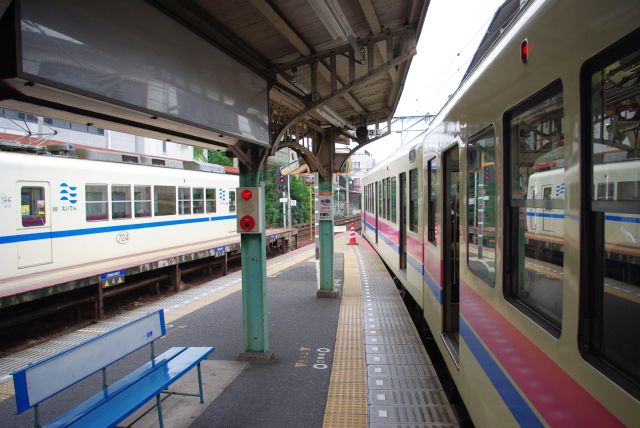 ホーム幅も狭く車両が居ると圧迫感。