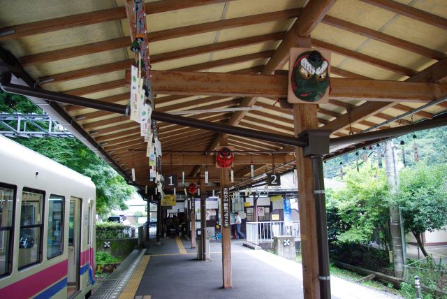 住宅街や森林を抜け鞍馬駅へ。ホーム屋根には天狗のお面や風鈴。