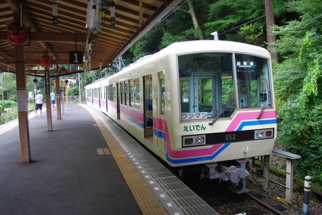 短い車両全体。静かで空気が澄む鞍馬駅。