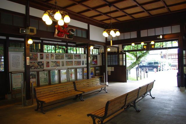 駅舎は木造の懐かしい雰囲気。