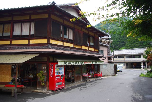 駅前の商店も雰囲気がある。