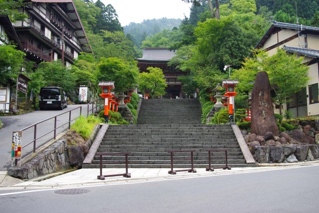 鞍馬山への入口の階段前へ。雨は止むが涼しい湿気。