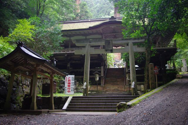 坂道の途中には由岐神社。鞍馬寺の鎮守社。