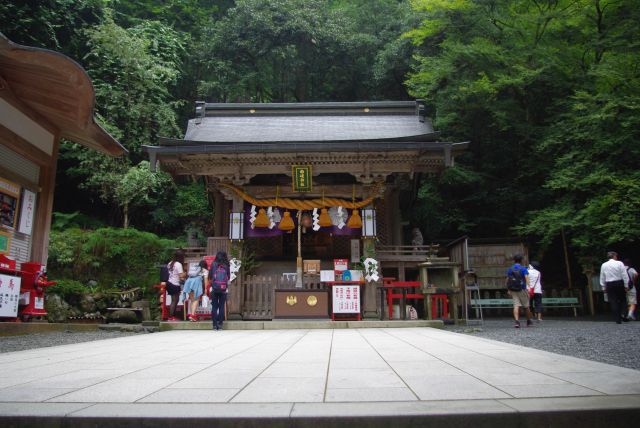 階段を登りきると由岐神社の御本殿。