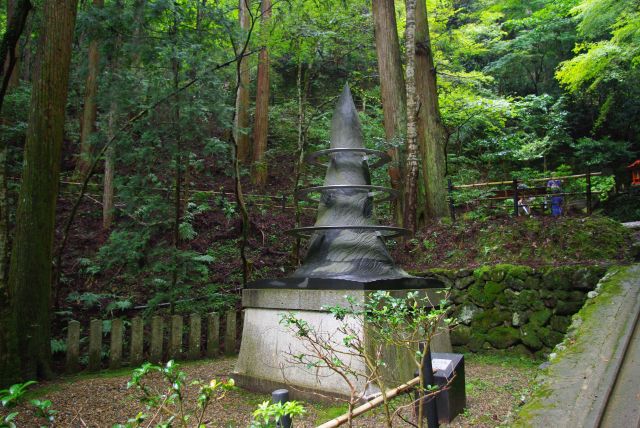 鞍馬山の教えのシンボル、いのちの像。