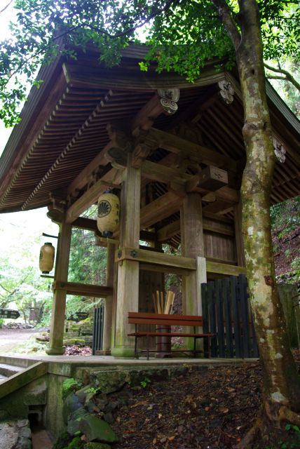 中門へ。しばらく雨宿り兼ねて休憩。