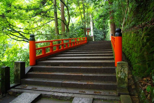 途中の朱色の橋。