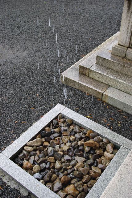 本殿は屋根から力強く重厚な雨音が伝う。