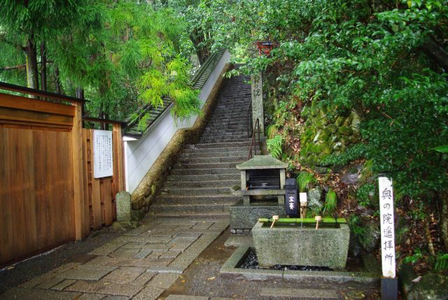 雨の中、鞍馬寺を出発してさらに山奥の道へ。