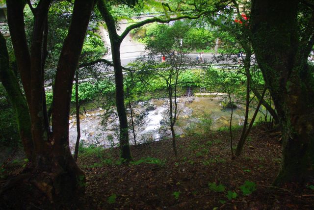 久しぶりに水の音が聞こえると川や道路が見えてきた。西門近く、貴船はすぐそこ。