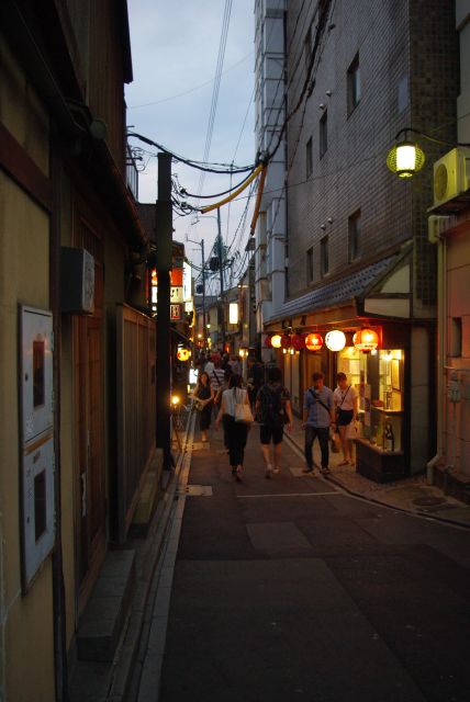 四条河原町から先斗町通へ入るとそこは別世界。