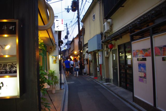 狭い道に雰囲気ある飲み屋街が続く。