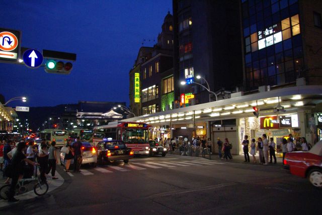 四条通りに戻るとに人も車も多い都市風景に。