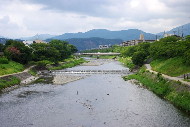 出町柳駅前の高野川、大文字が見える。