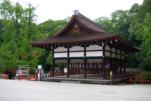 右側に川の上に立つ橋殿。