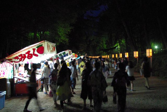 たくさんの人と共に交通規制された順路を進む。春日大社一の鳥居の先は屋台でにぎわう。