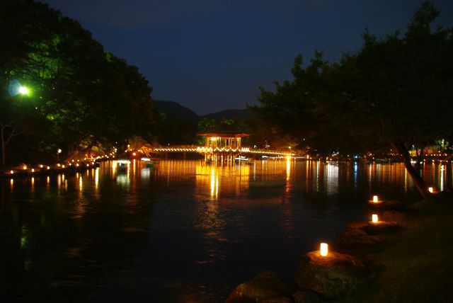 池の中に美しく浮き上がる浮見堂。