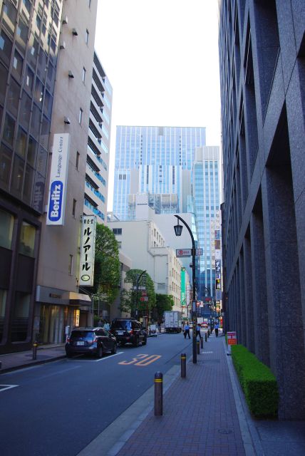 日陰の路地裏は東京駅方面へ続く。