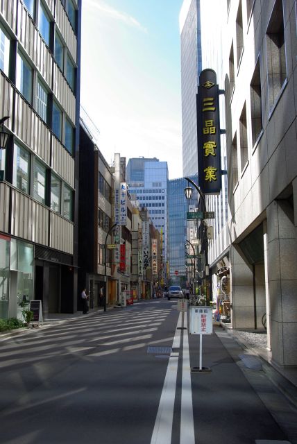 古いビルが並ぶ東京駅方面。